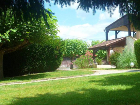 Maison confortable avec piscine partagée à Saint-Genies.